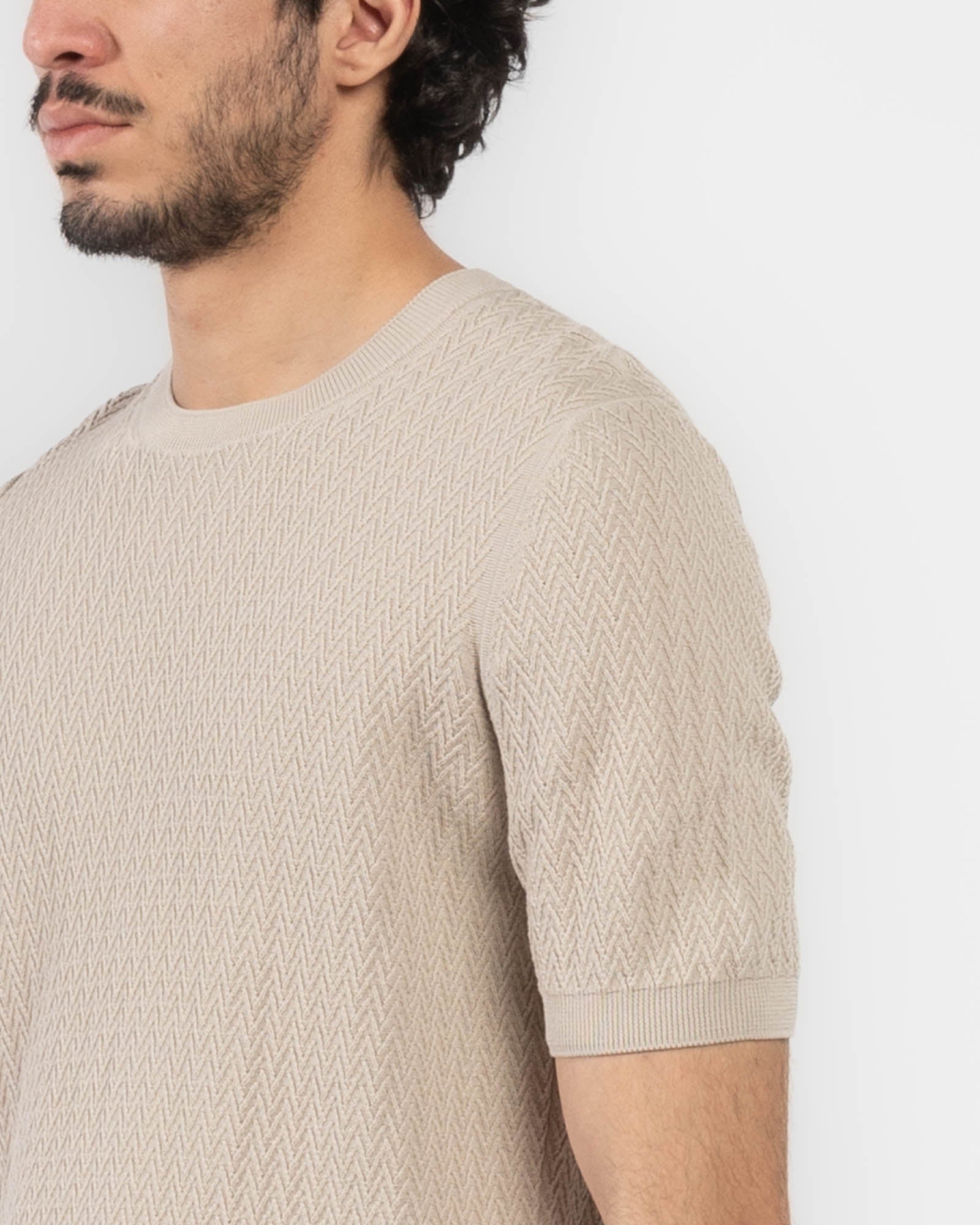 Col rond et manches courtes