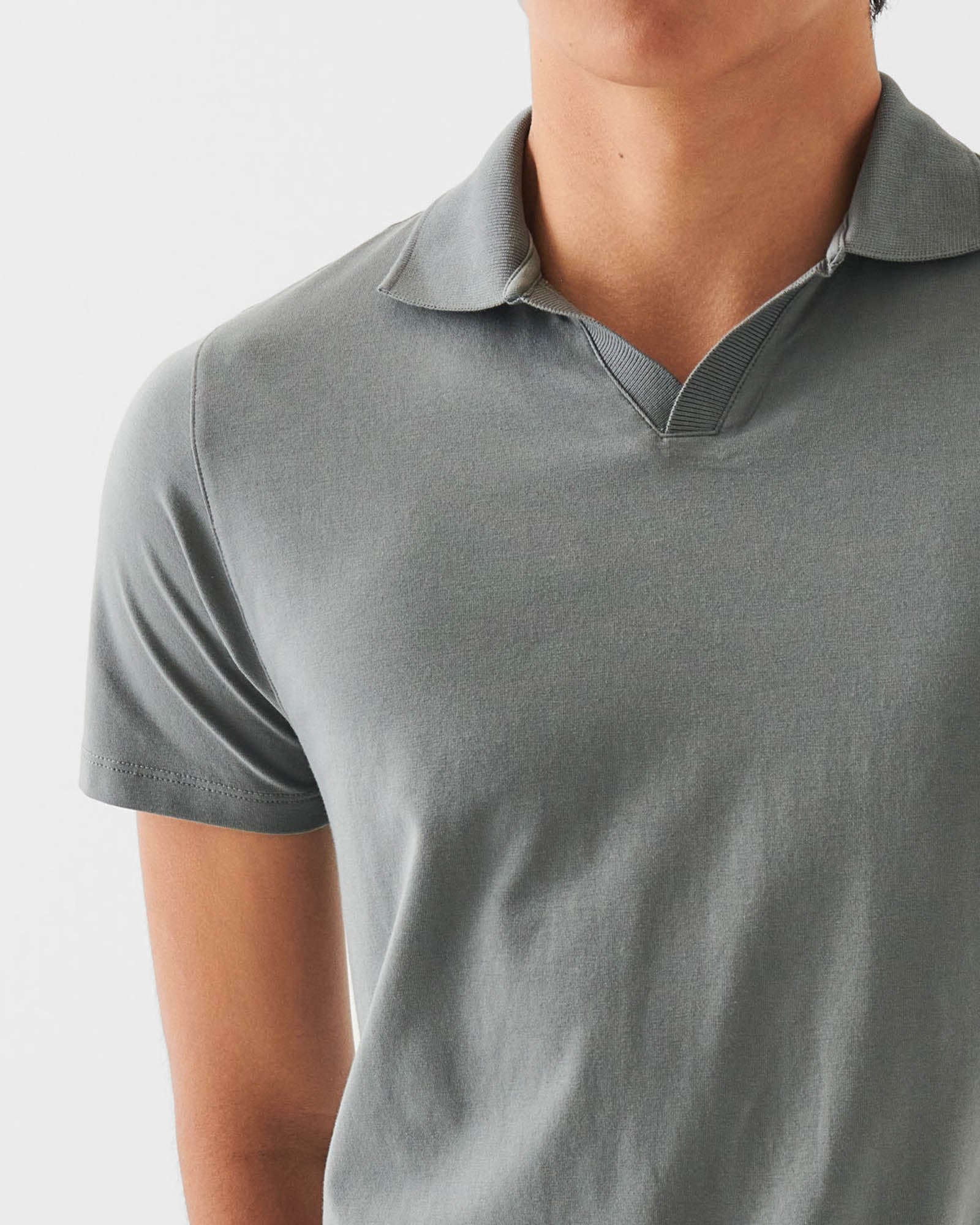 Polo ouvert à manches courtes emblématique