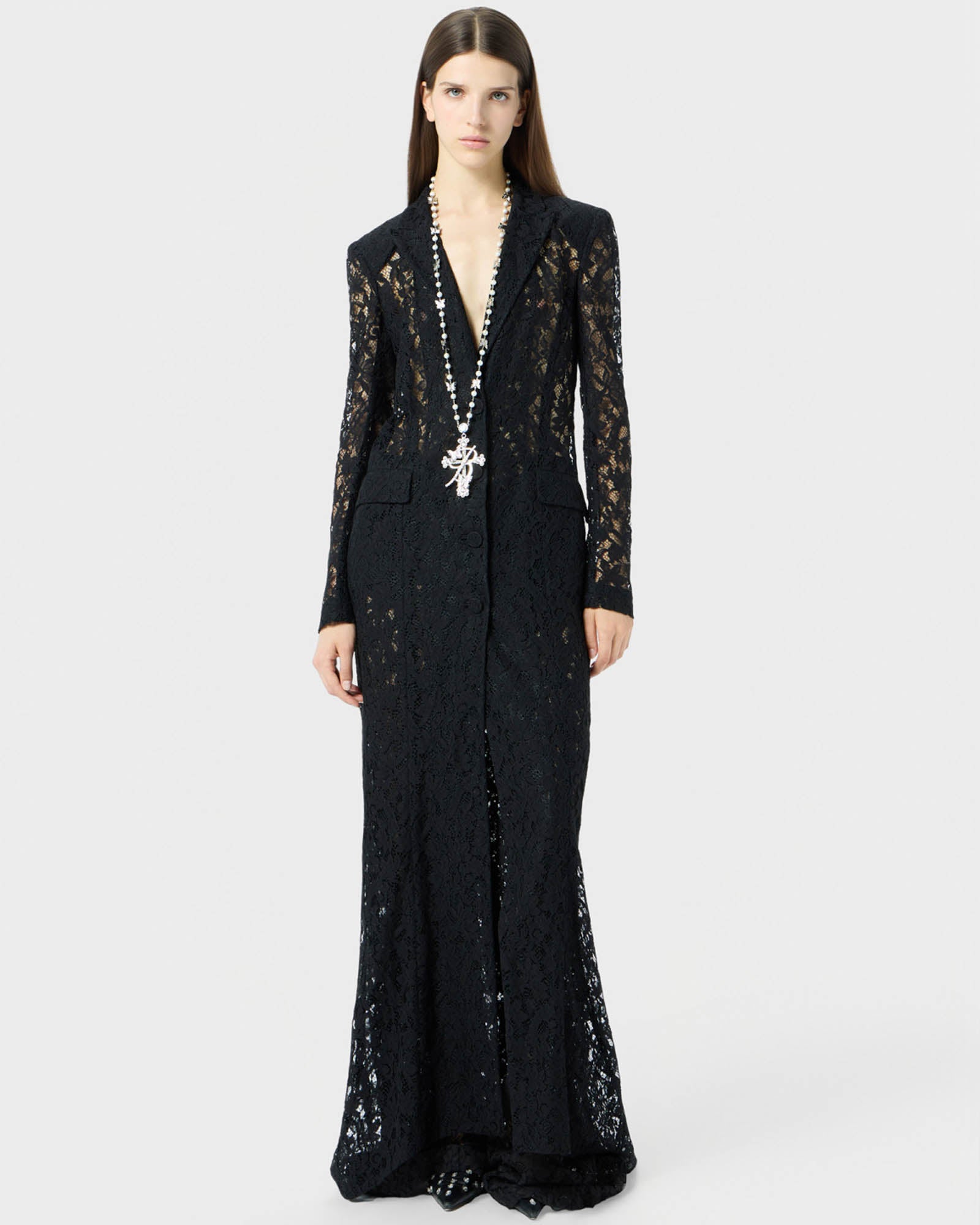 Robe en dentelle rebrodée