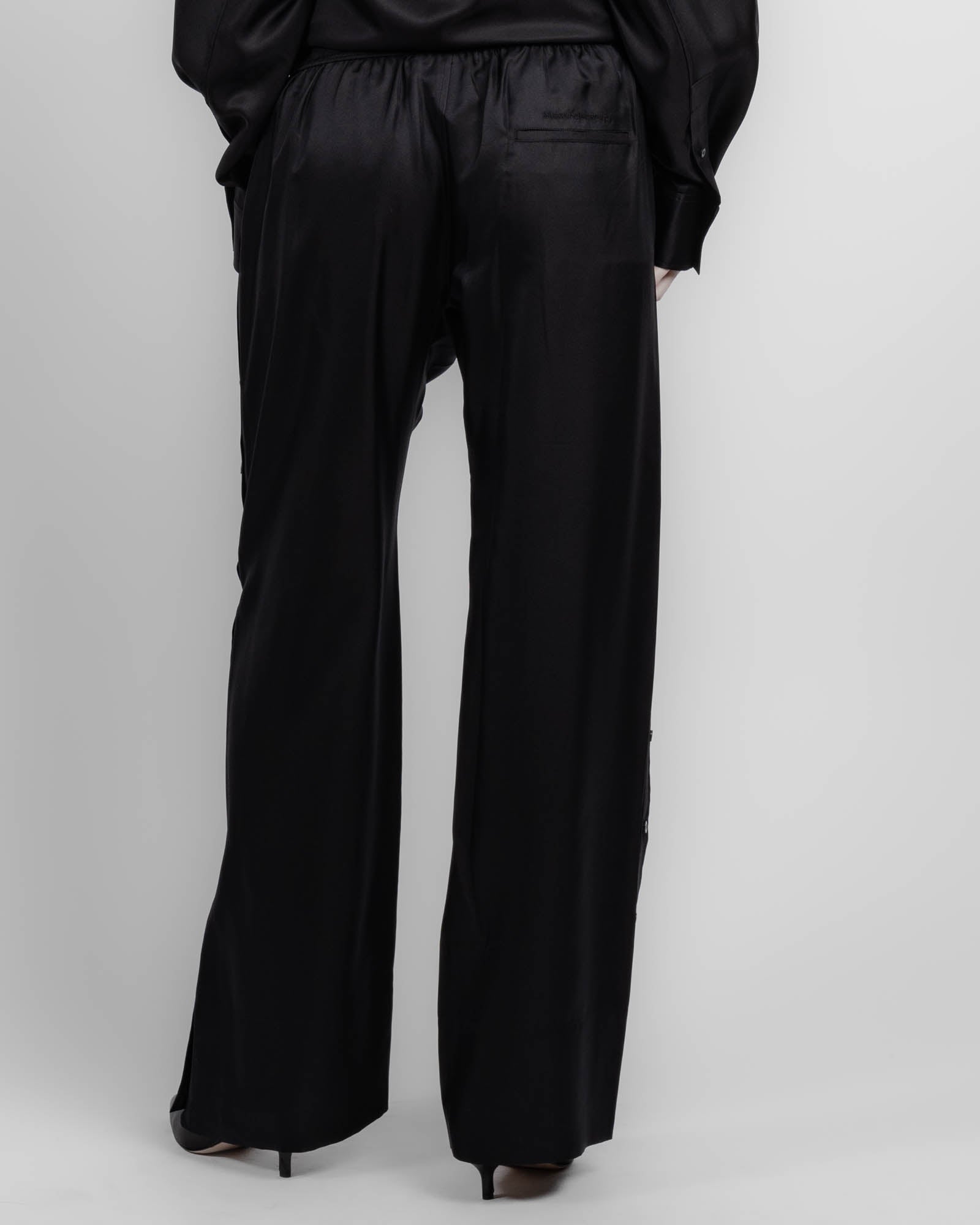 Pantalon à patte de boutonnage latérale