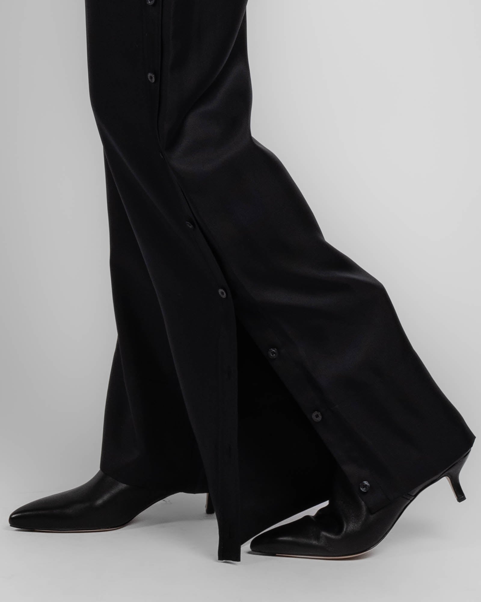 Pantalon à patte de boutonnage latérale