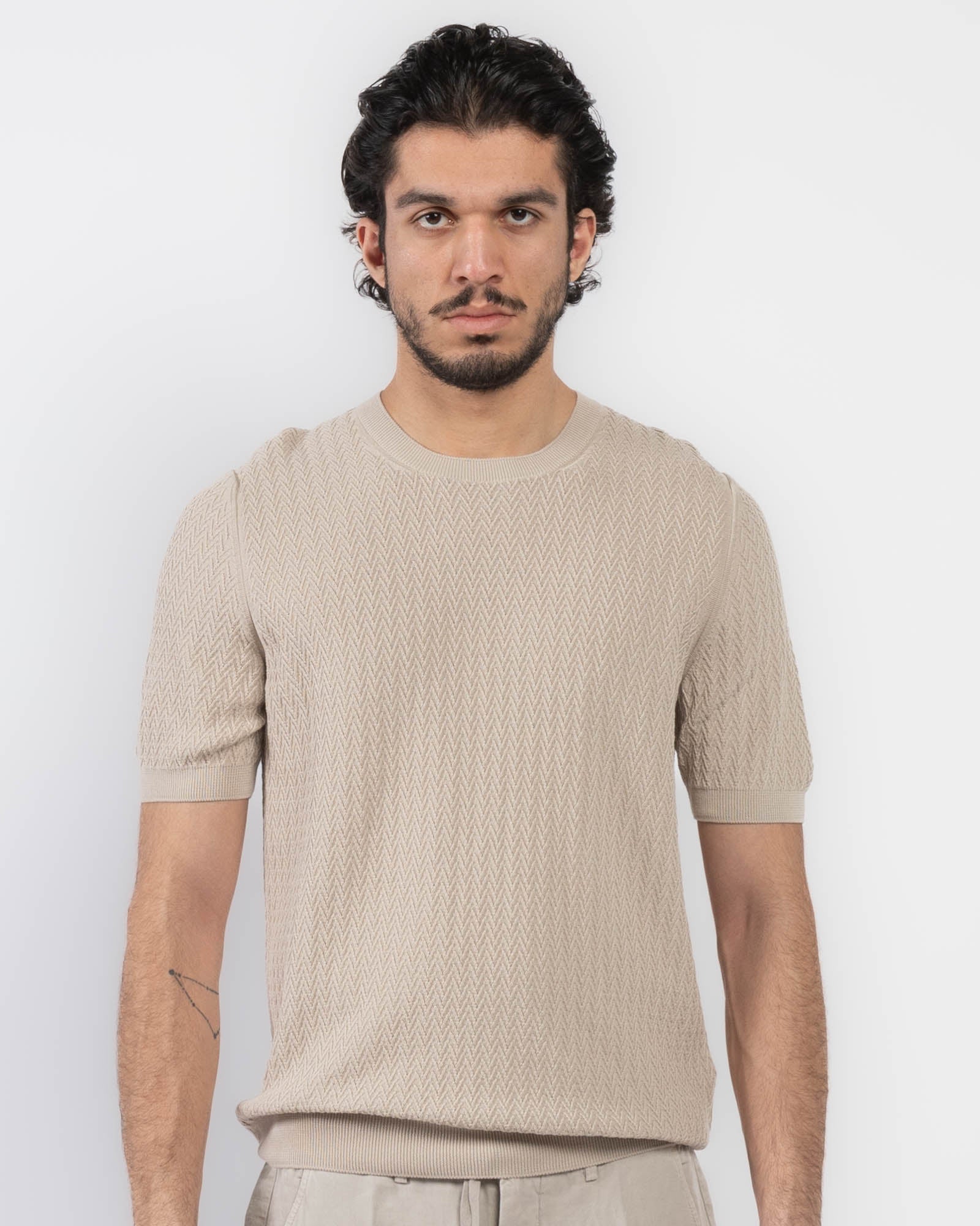 Col rond et manches courtes