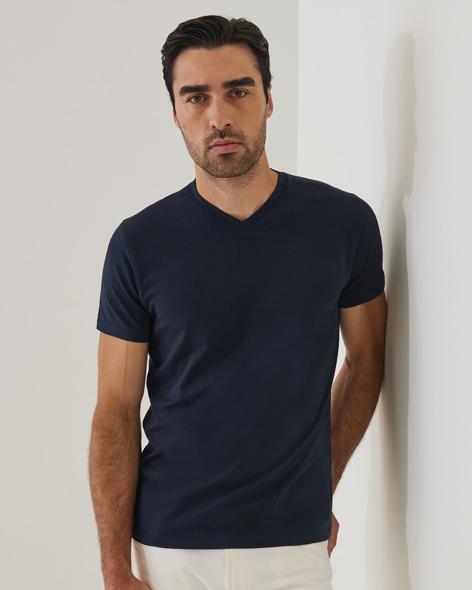 T-shirt emblématique à col en V