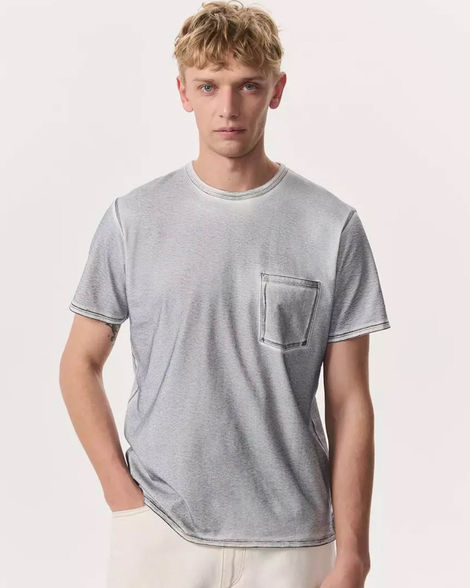 T-shirt à poche délavé