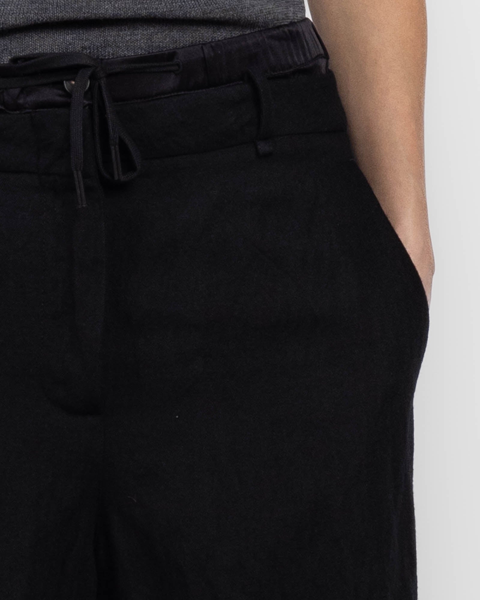 Sur le pantalon froissé de Leo