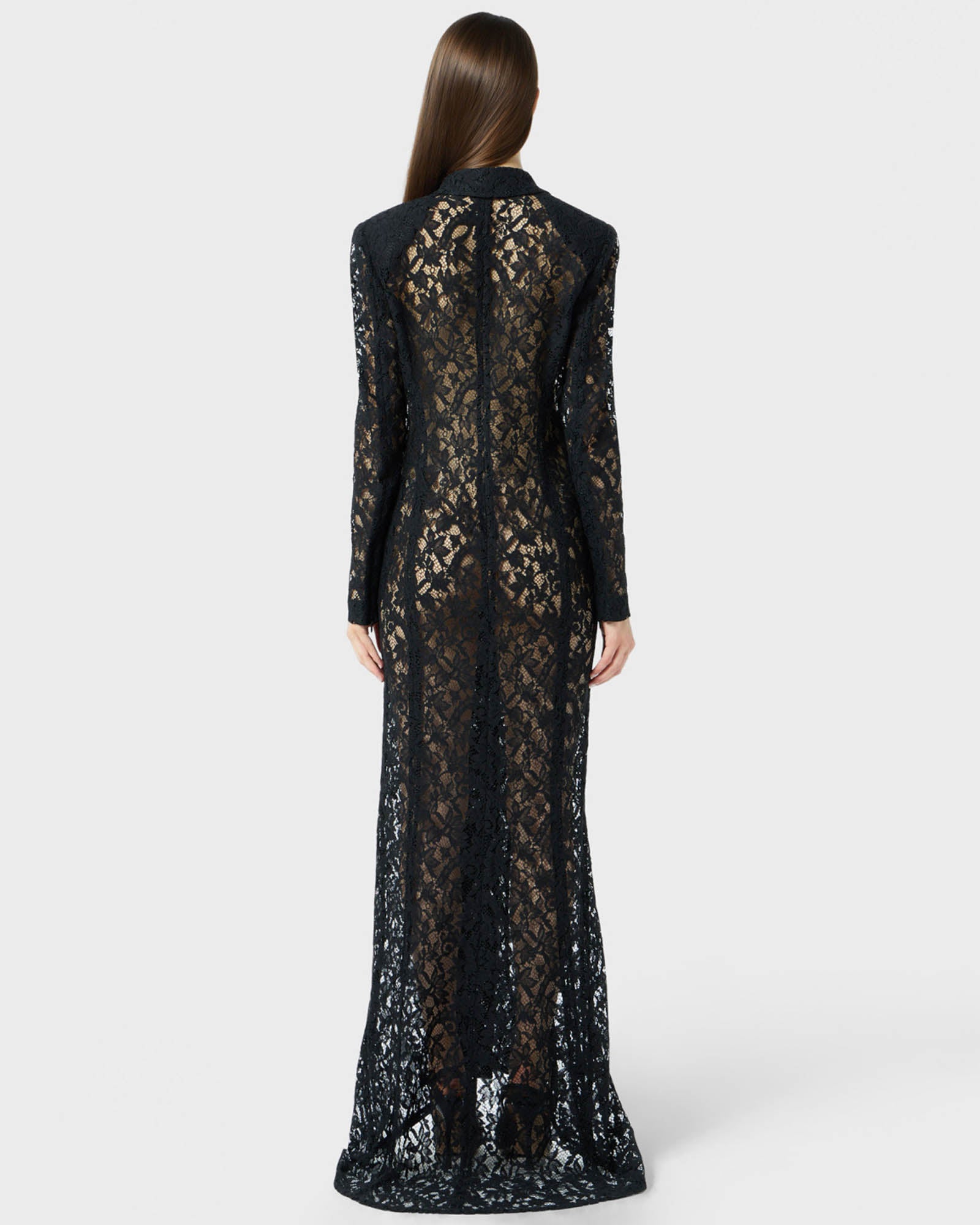Robe en dentelle rebrodée