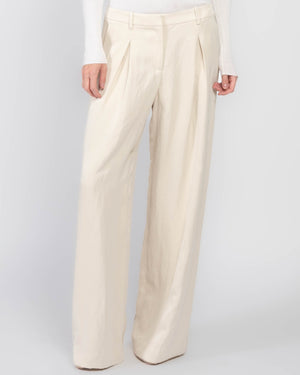 Sullivan avec un pantalon à rayures de smoking