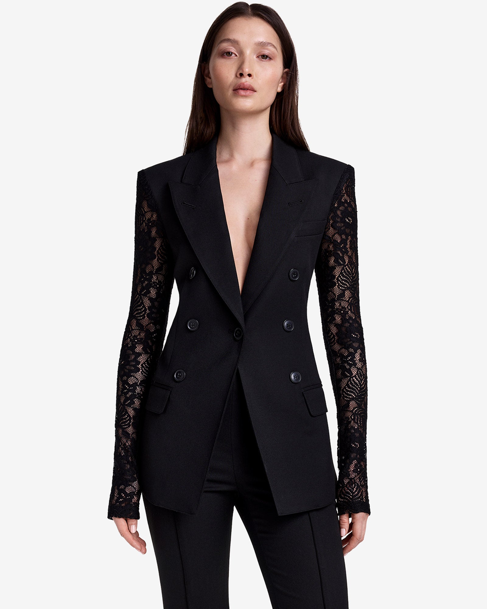 Manches en dentelle, pas un blazer croisé