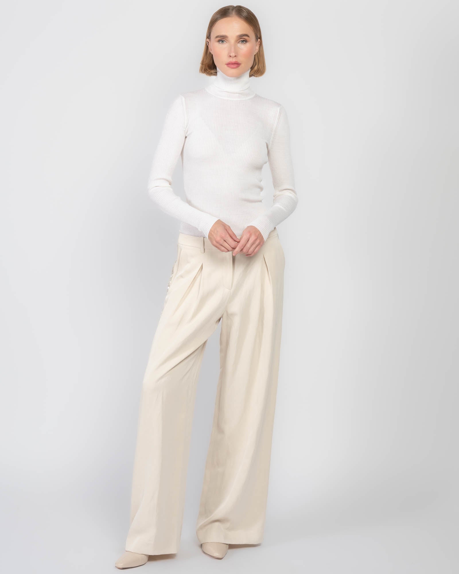 Sullivan avec un pantalon à rayures de smoking