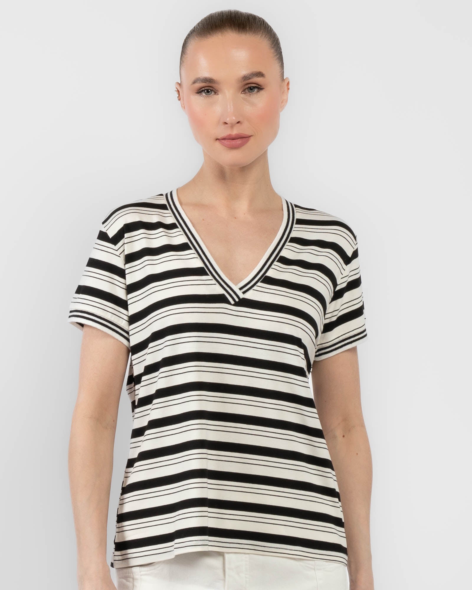 Haut à rayures et col en V