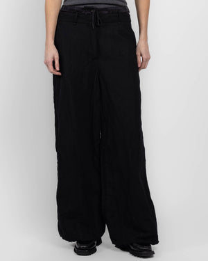 Sur le pantalon froissé de Leo