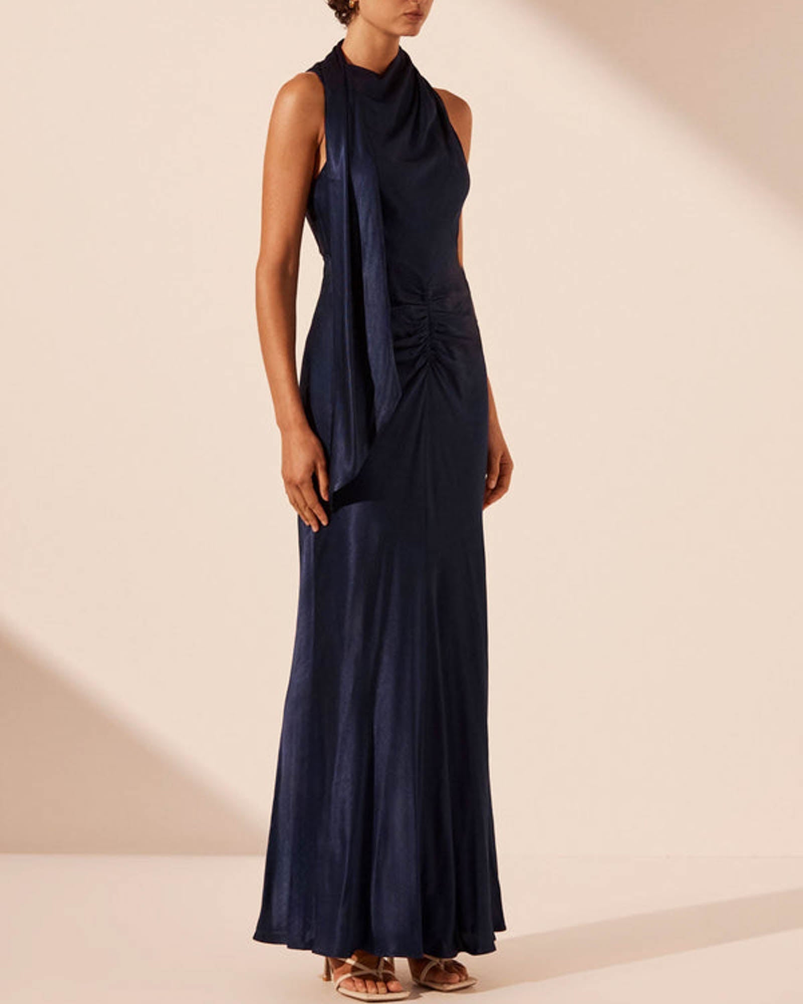 Robe à col foulard en lin