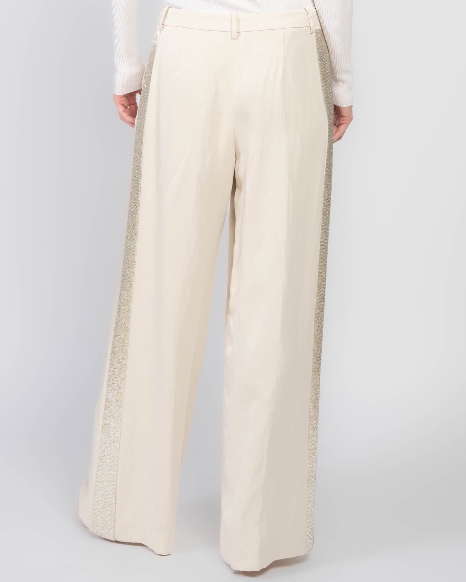 Sullivan avec un pantalon à rayures de smoking