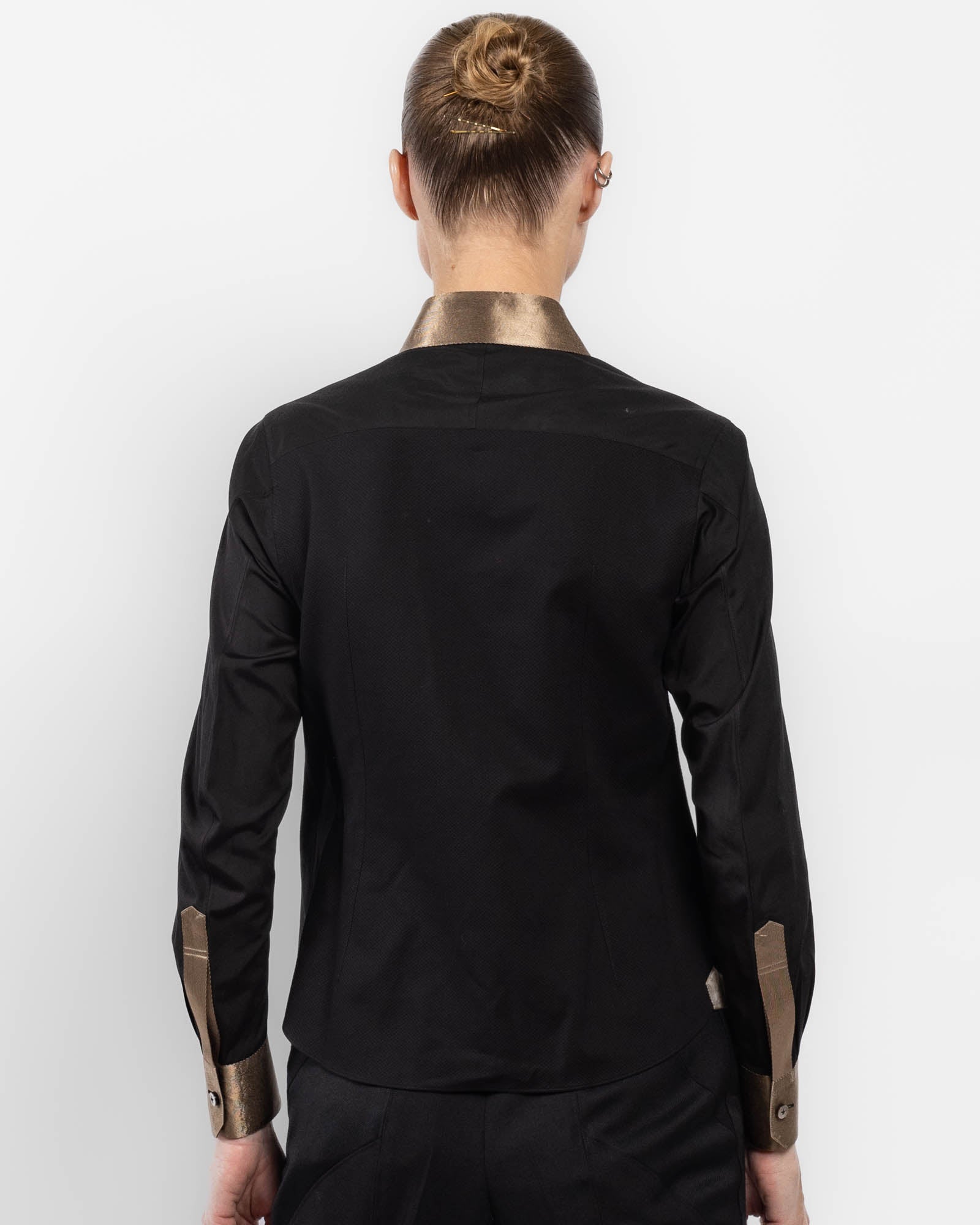 Chemise à détails dorés
