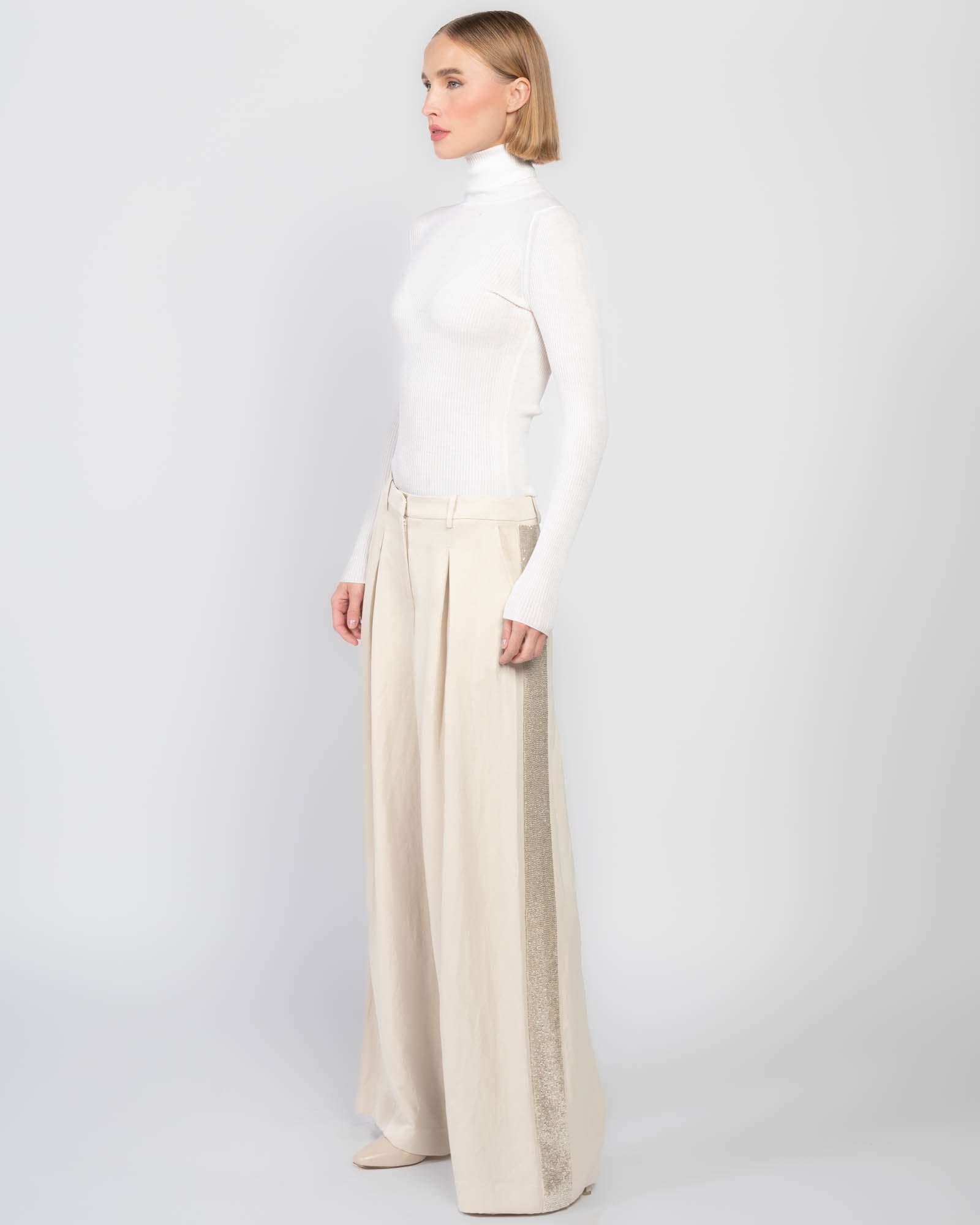 Sullivan avec un pantalon à rayures de smoking