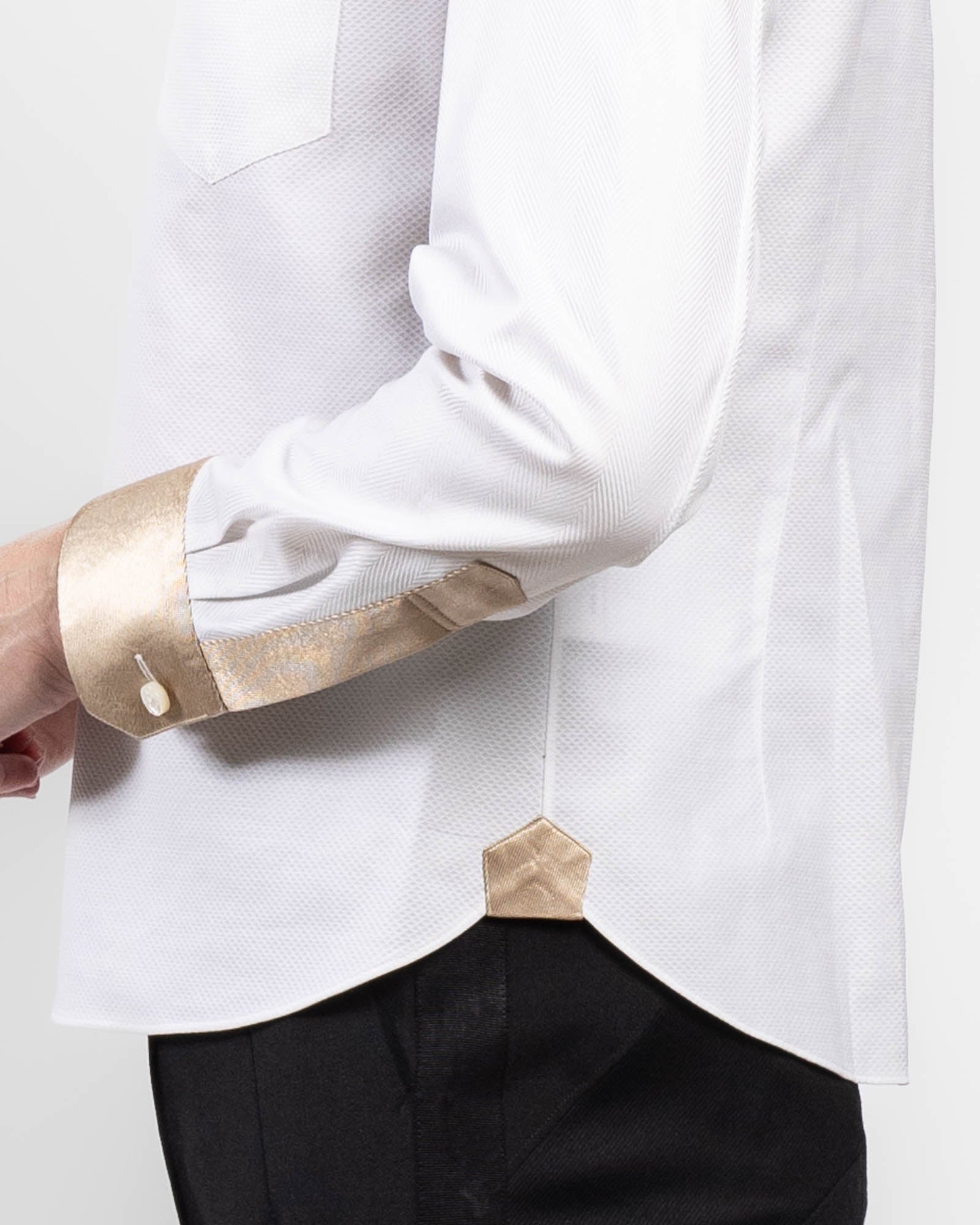 Chemise à détails dorés