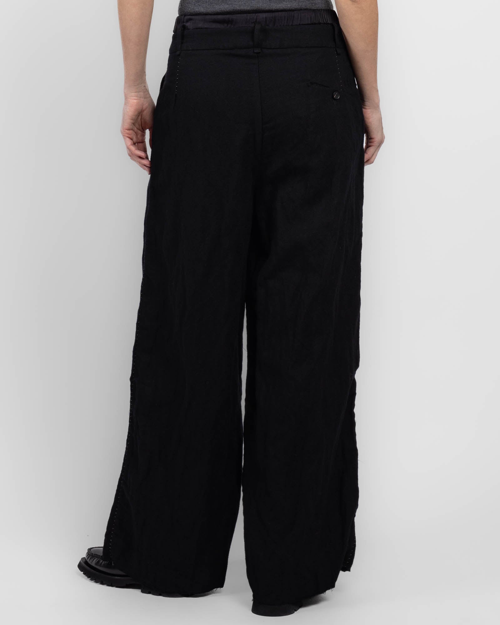 Sur le pantalon froissé de Leo