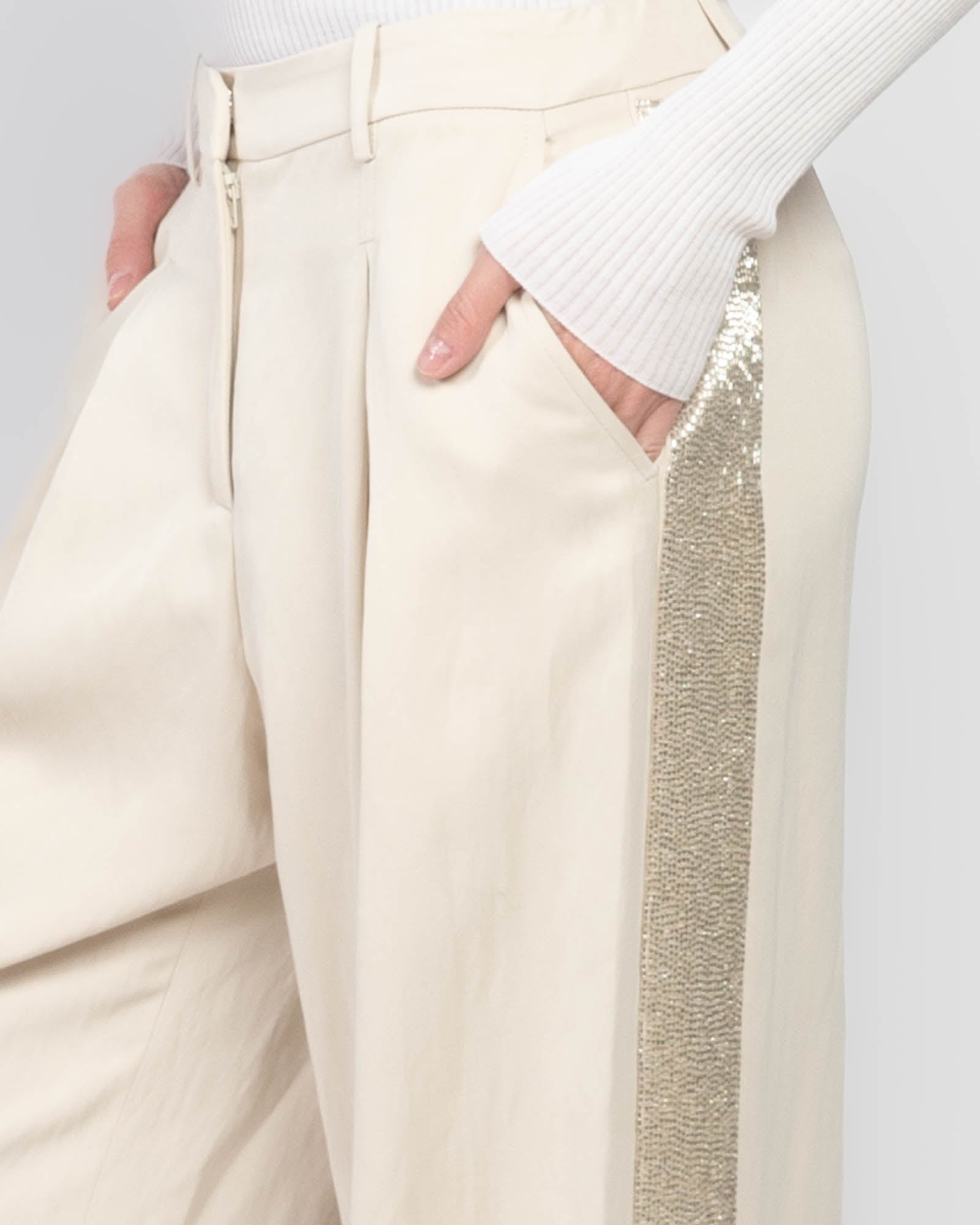 Sullivan avec un pantalon à rayures de smoking