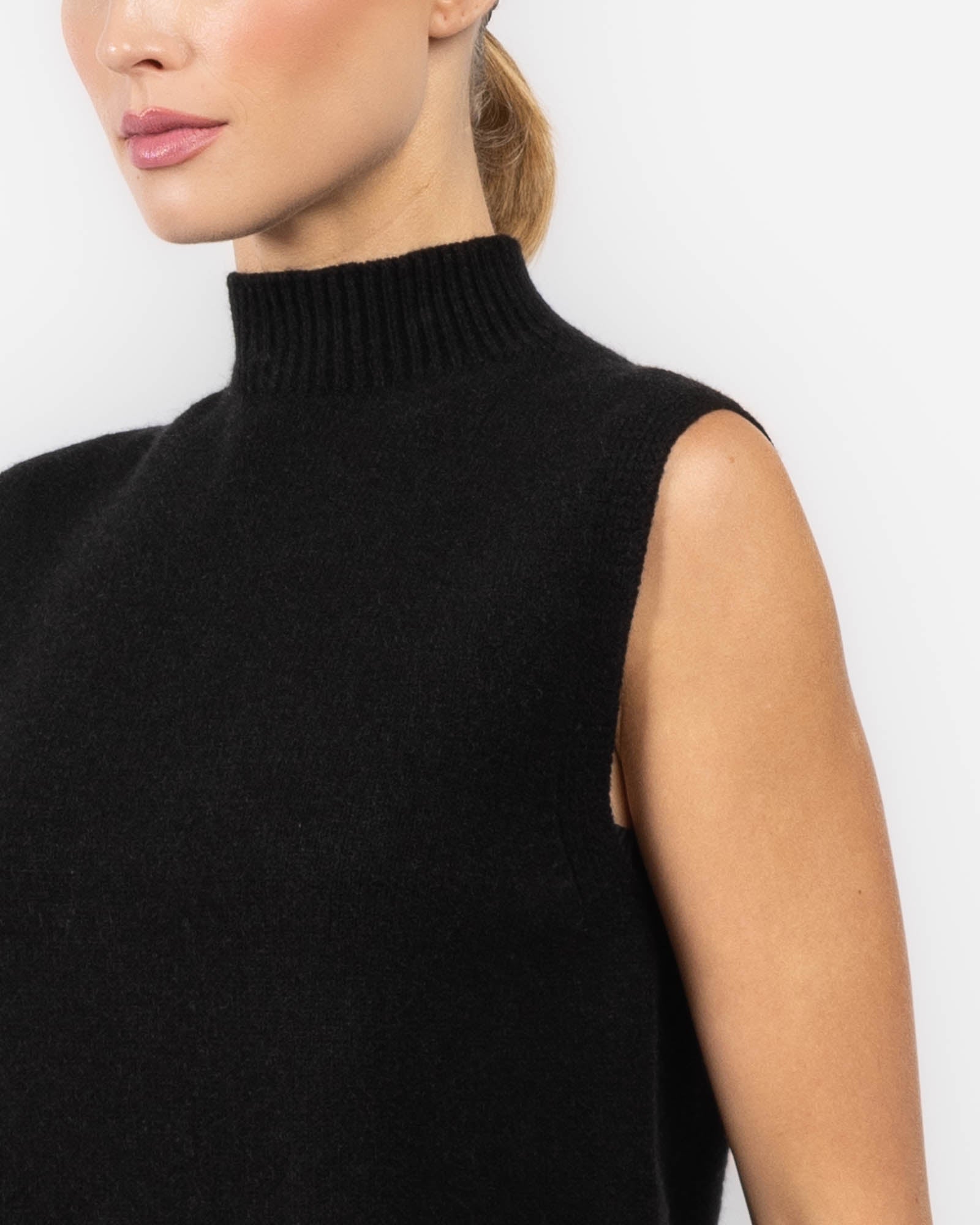 Pull à col roulé sans manches