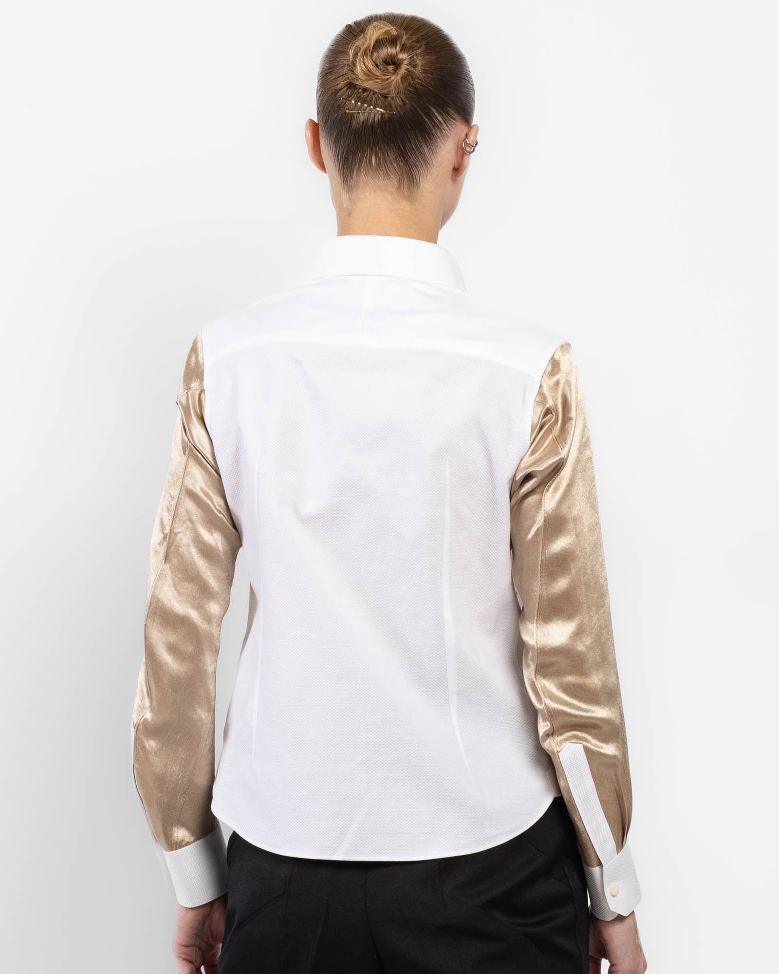 Chemise à manches dorées et perles