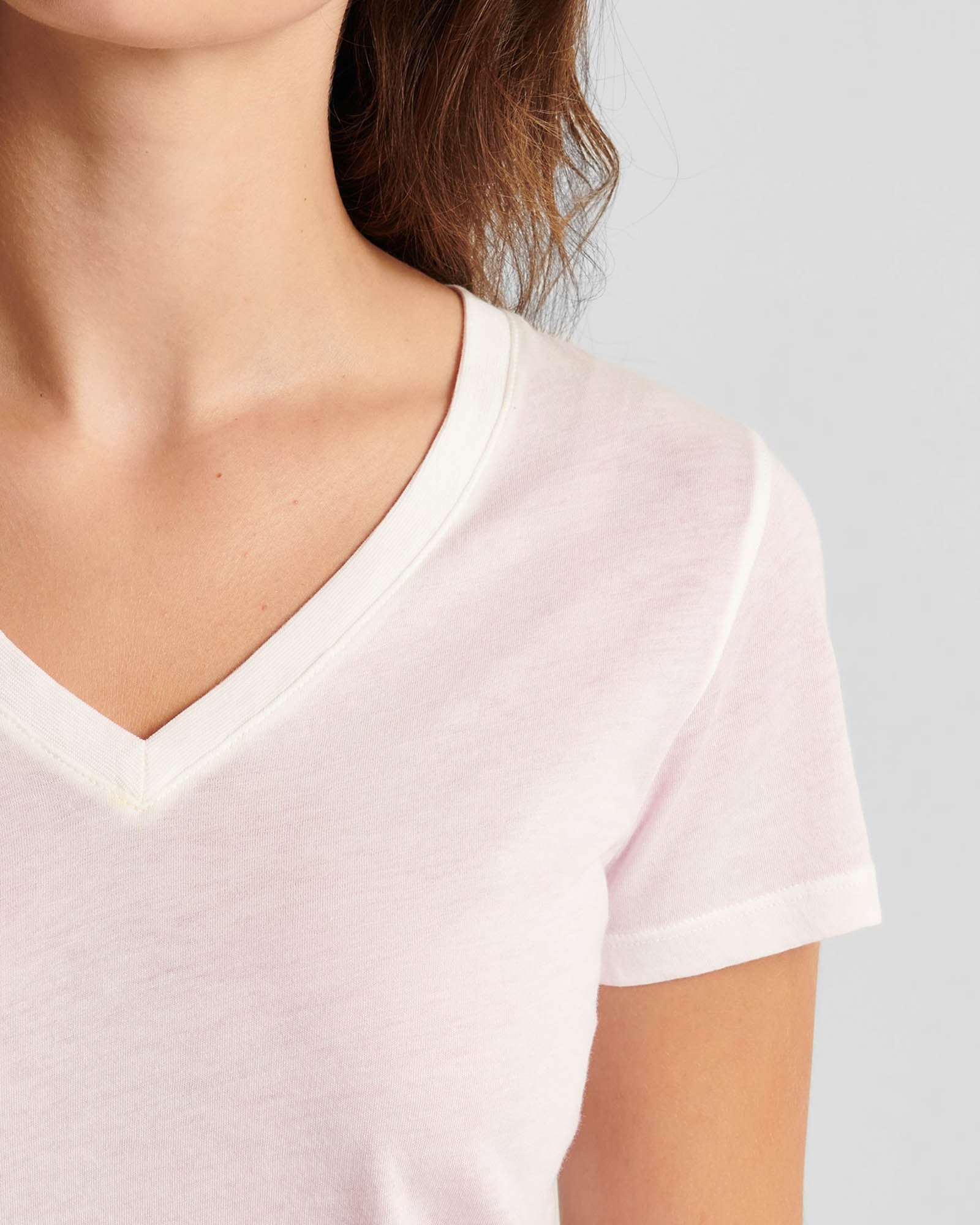 T-shirt classique à manches courtes et col en V