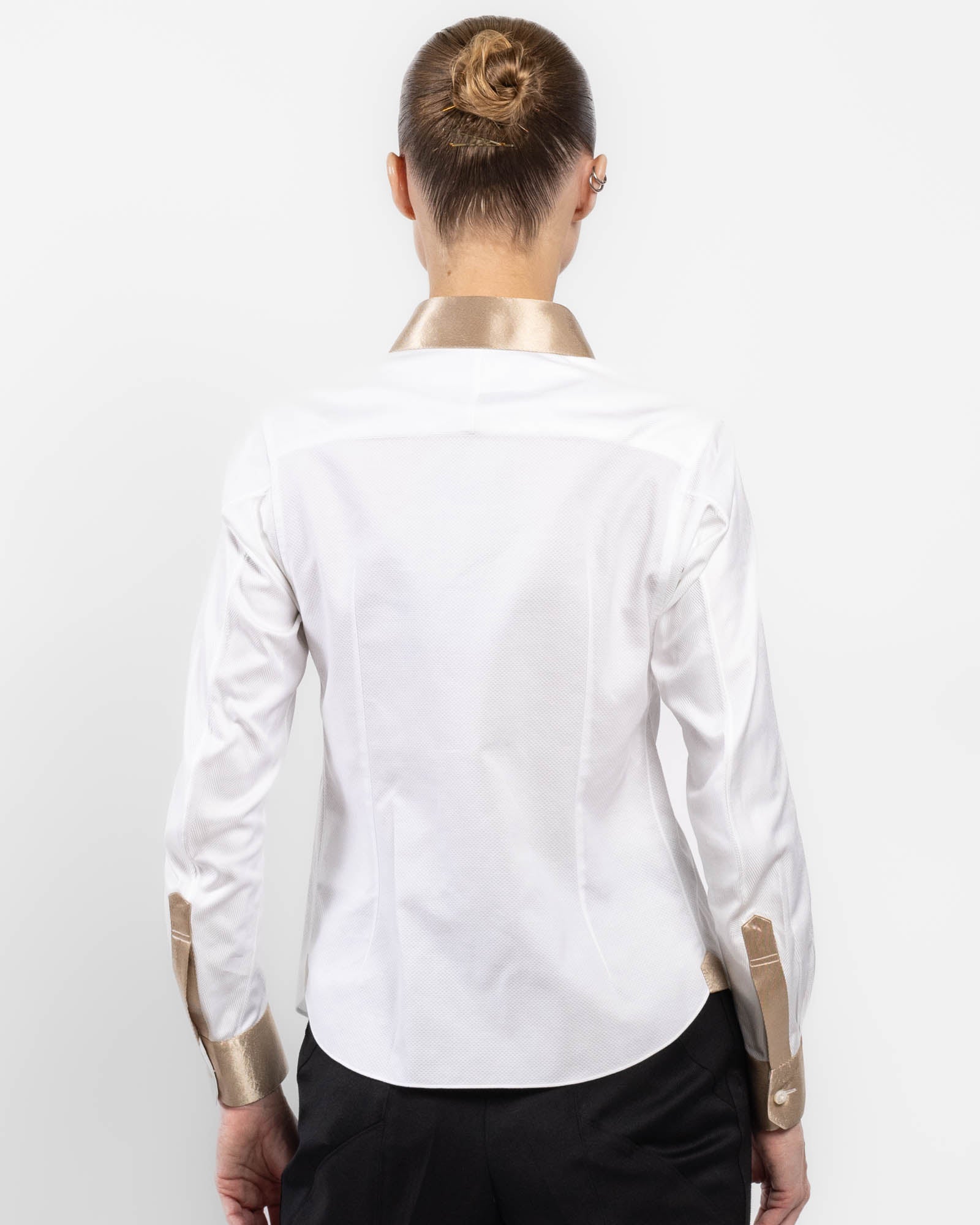 Chemise à détails dorés