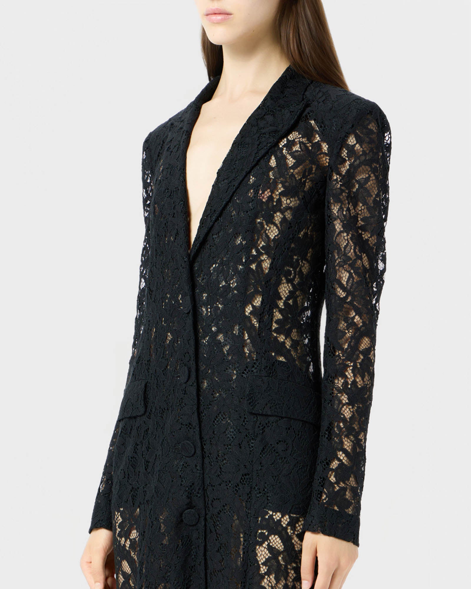 Robe en dentelle rebrodée