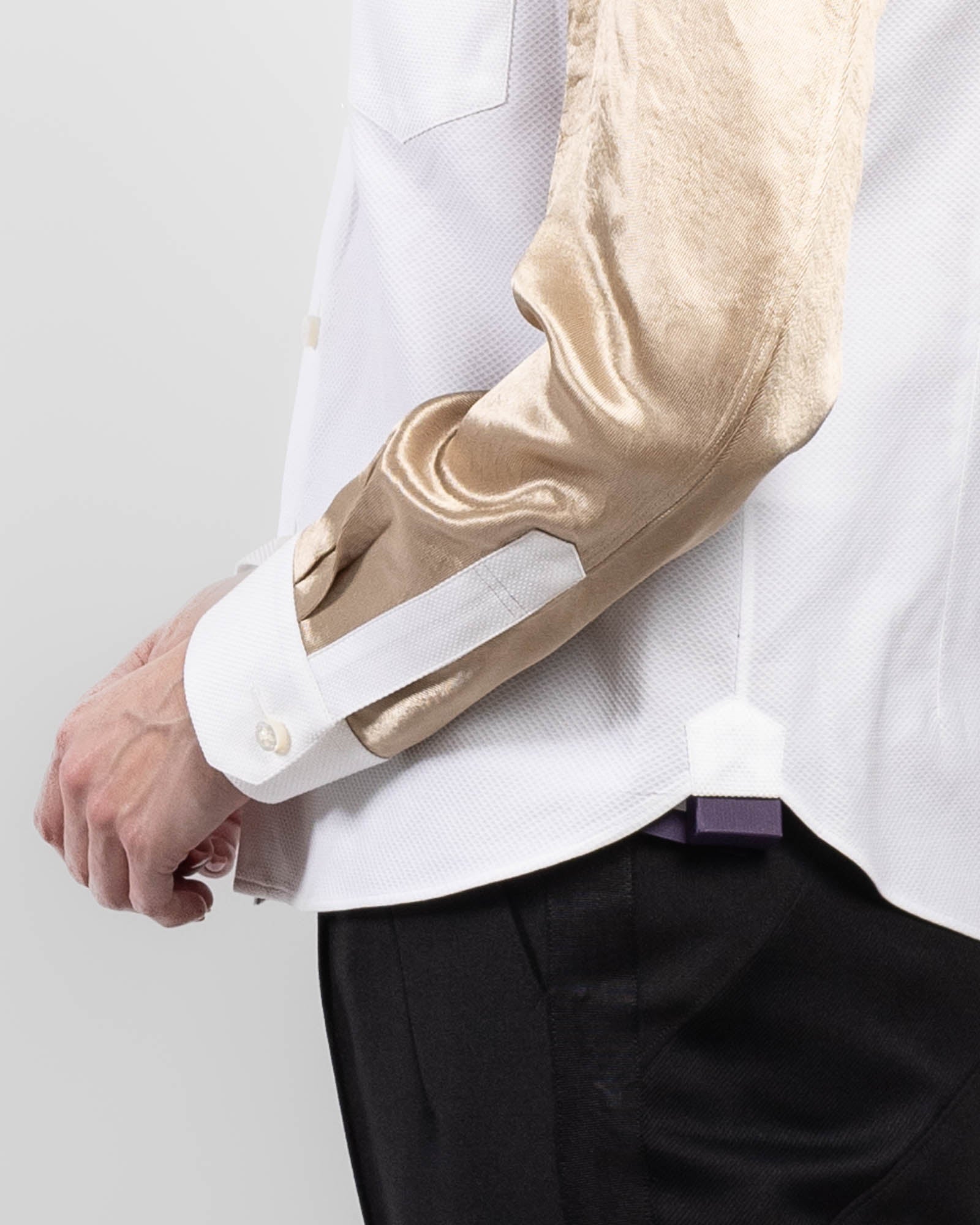 Chemise à manches dorées et perles