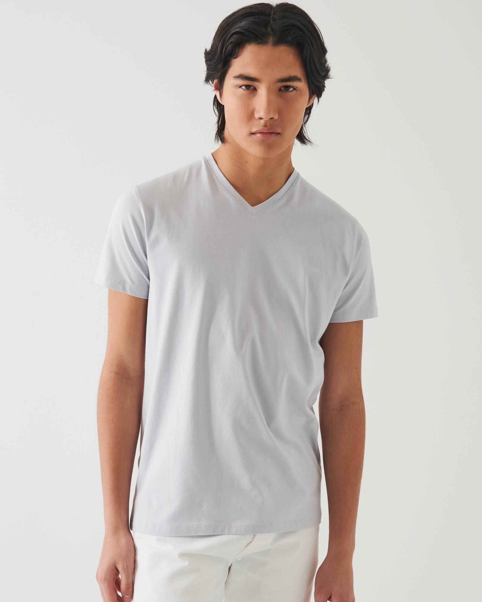 T-shirt extensible à col en V