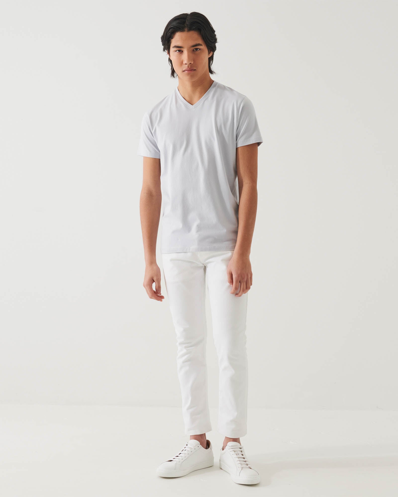 T-shirt extensible à col en V