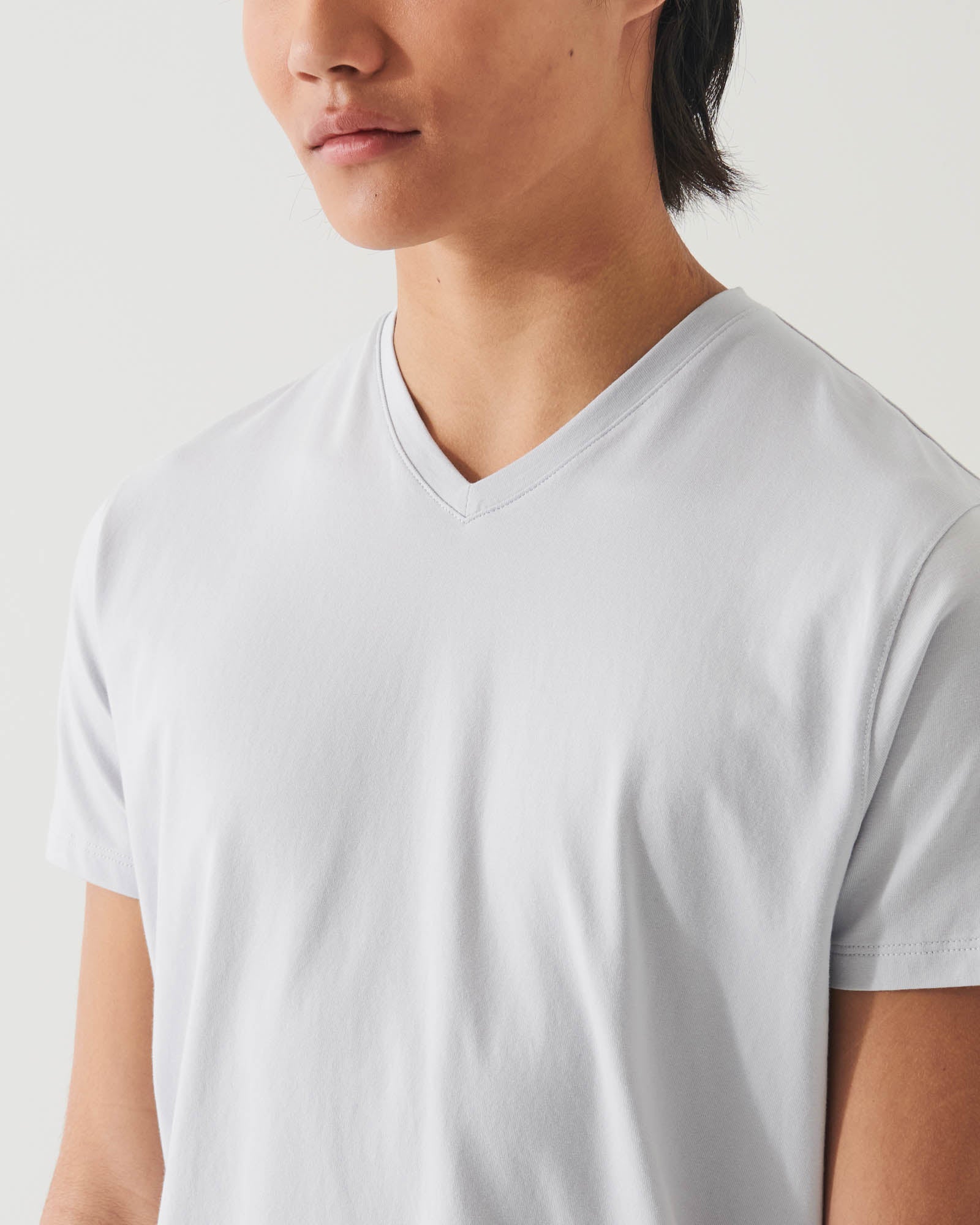 T-shirt extensible à col en V