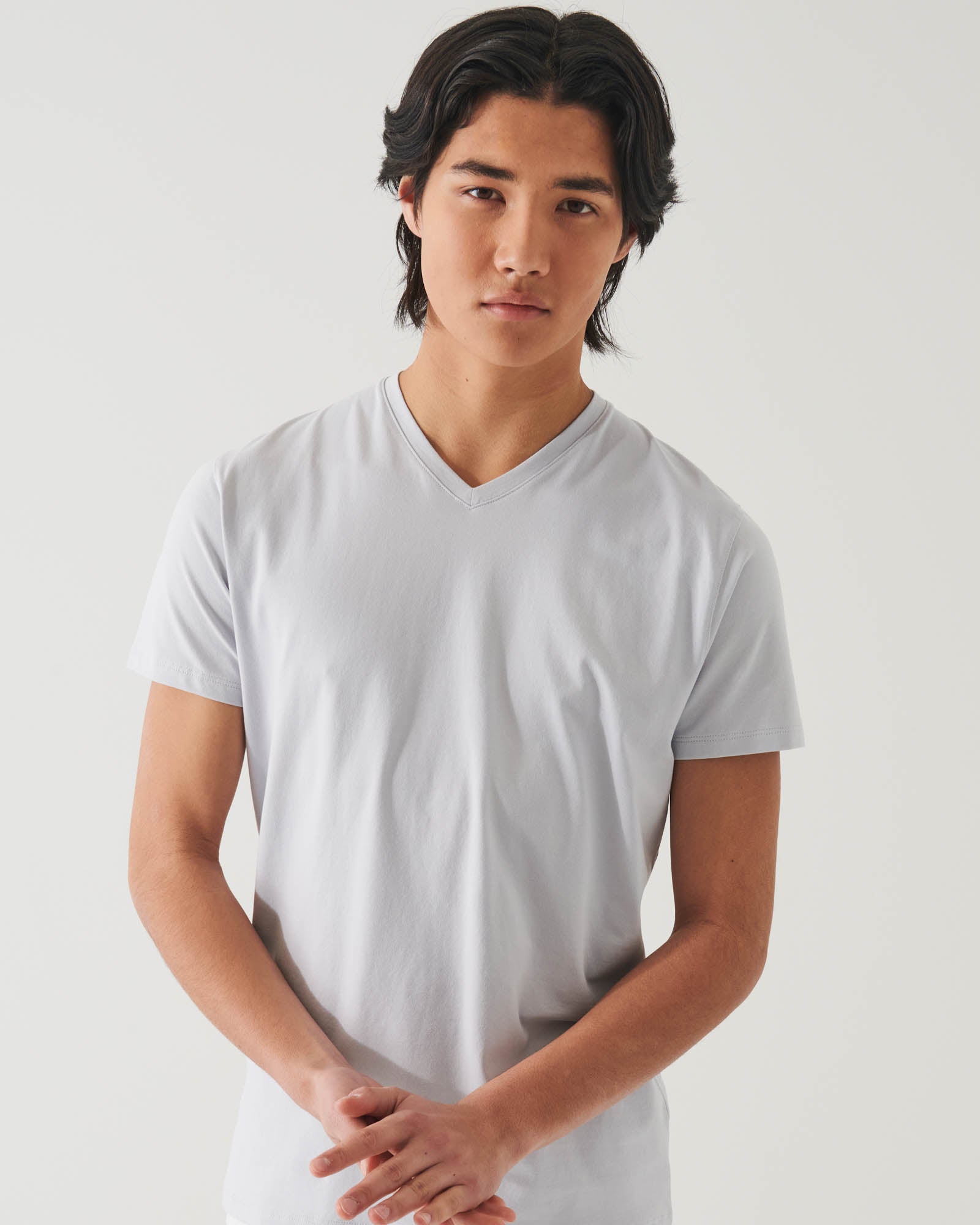 T-shirt extensible à col en V