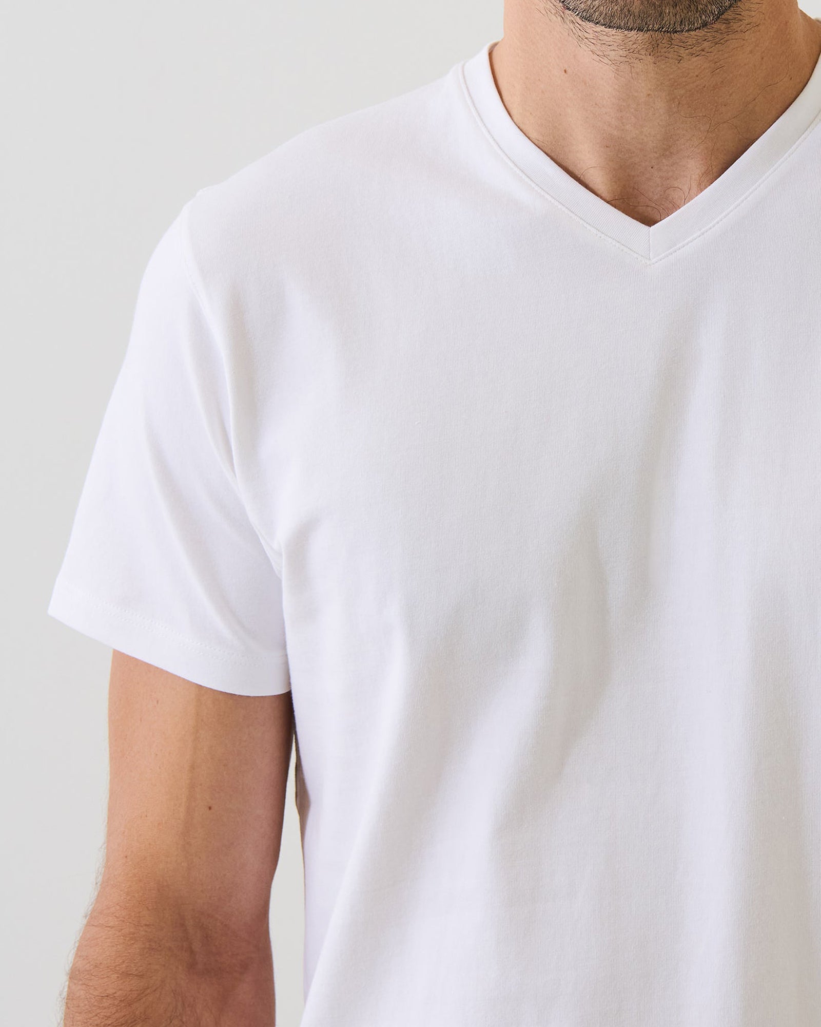 T-shirt emblématique à col en V