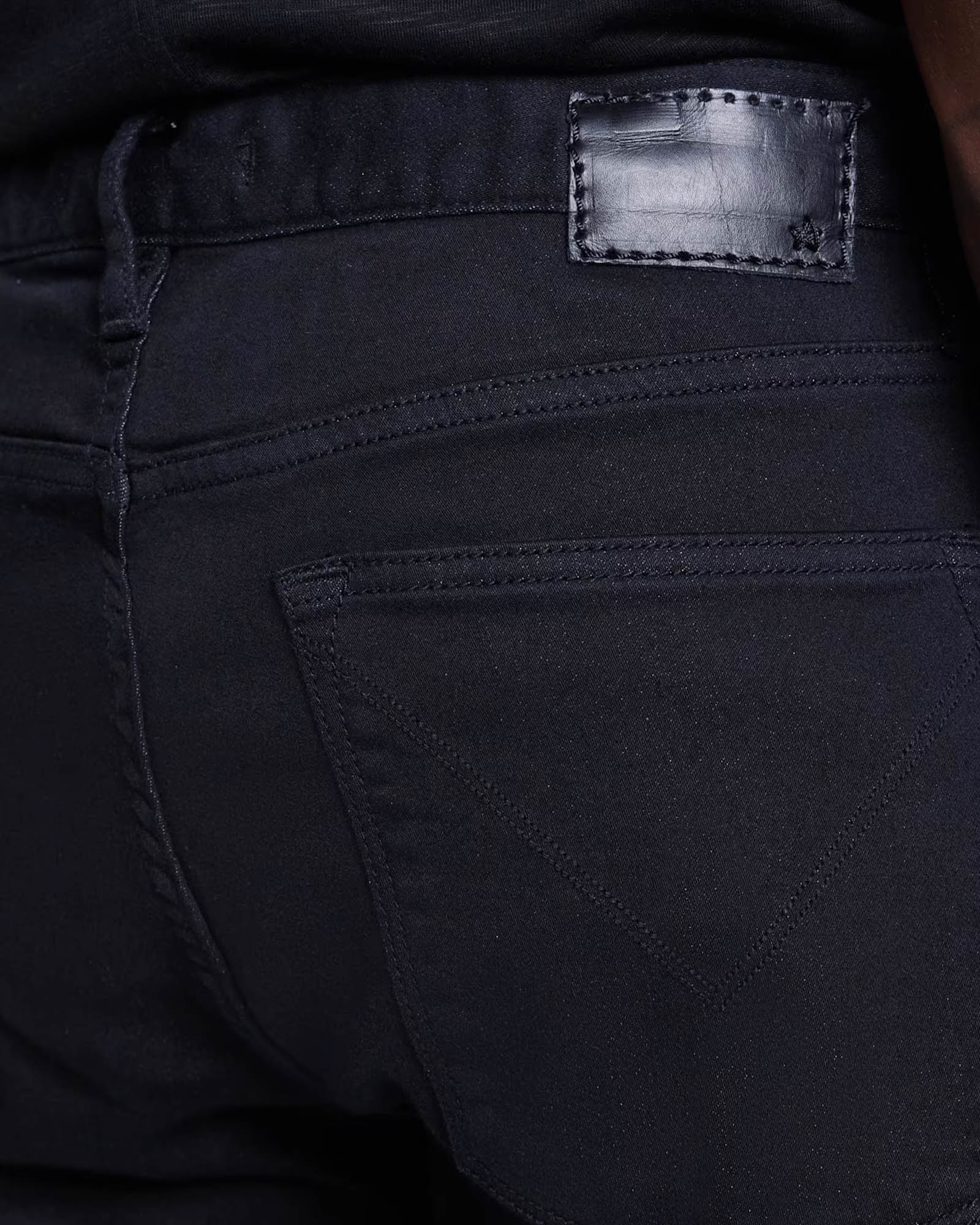 J701 Fit Jeans