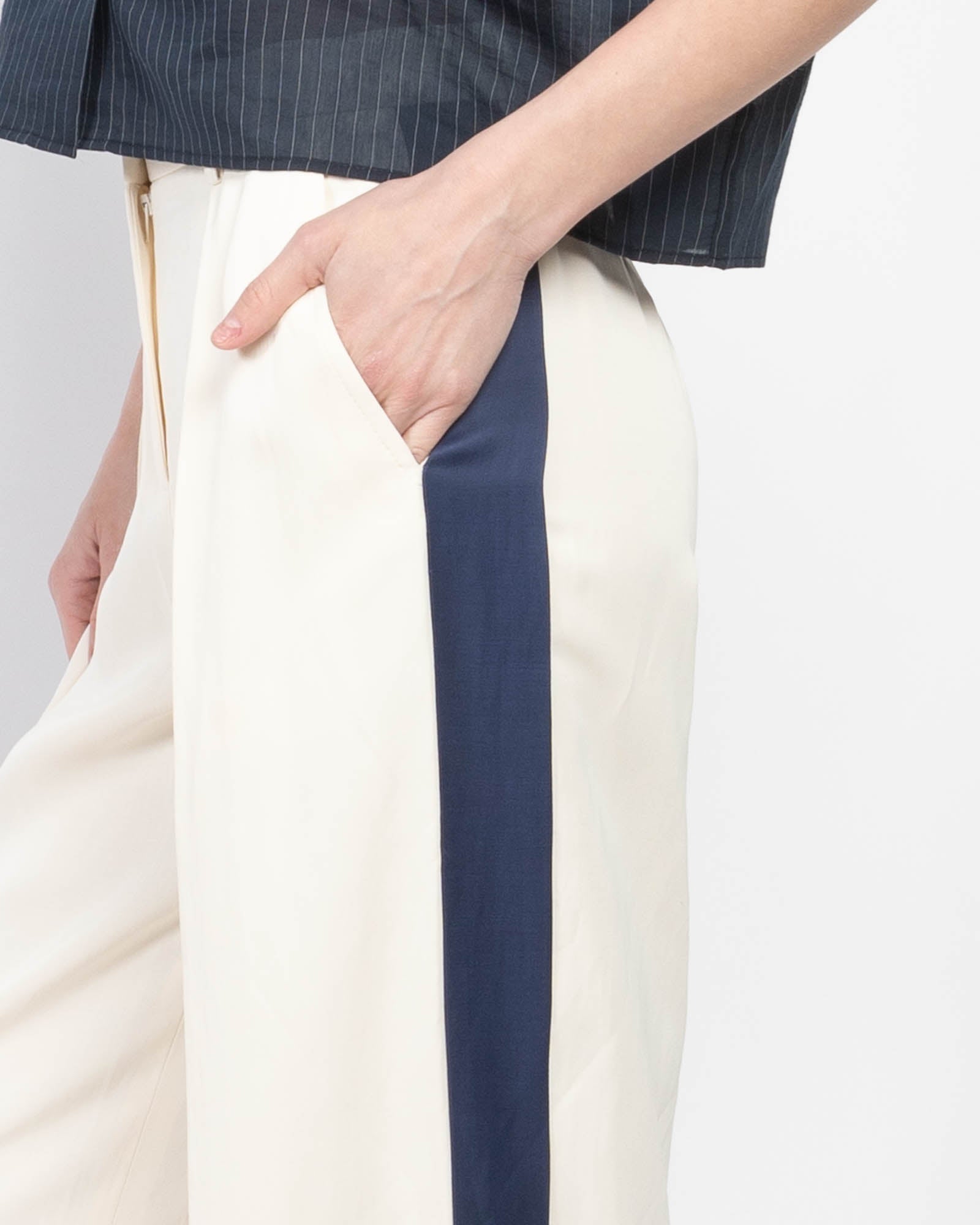 Sullivan avec un pantalon de smoking