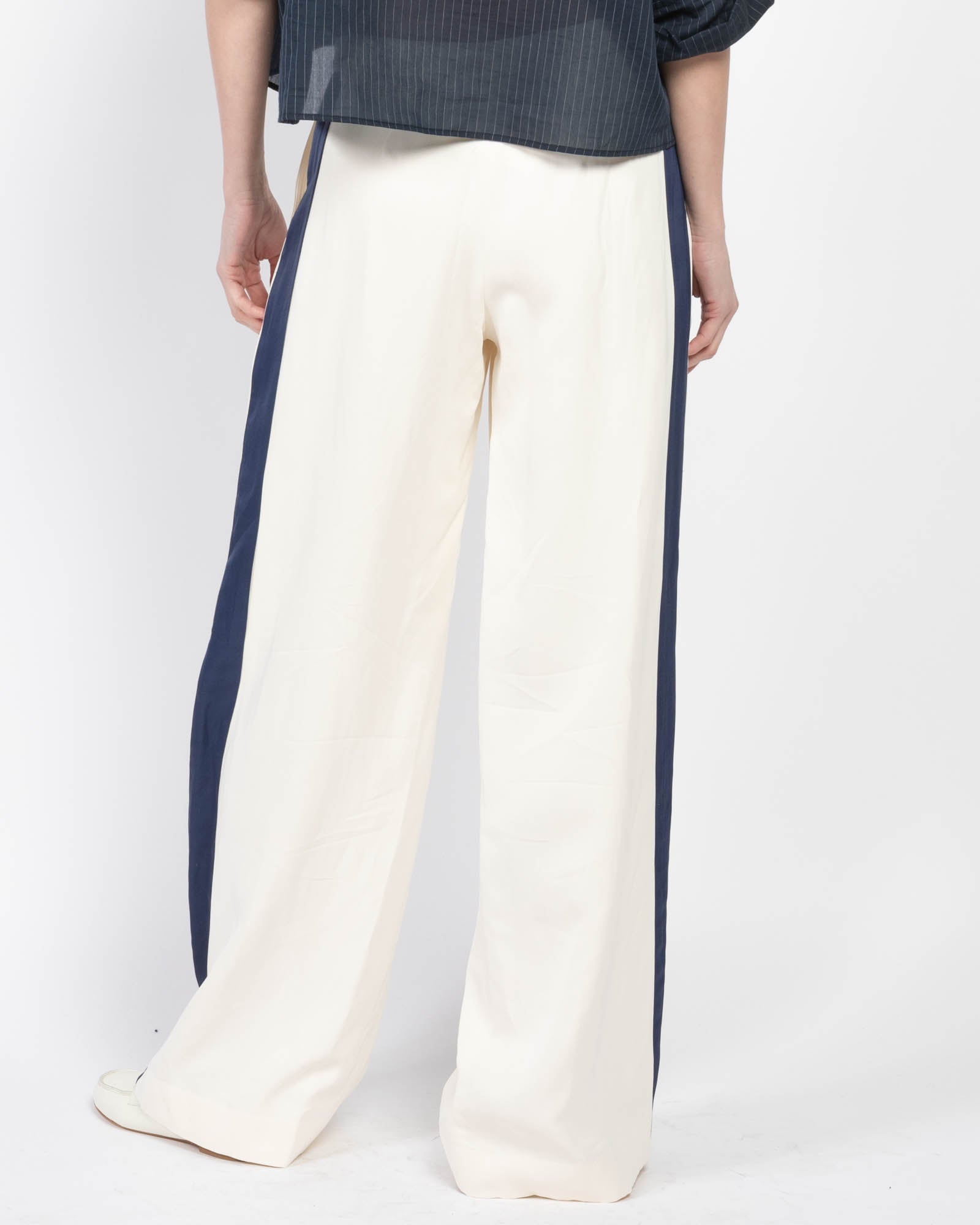 Sullivan avec un pantalon de smoking