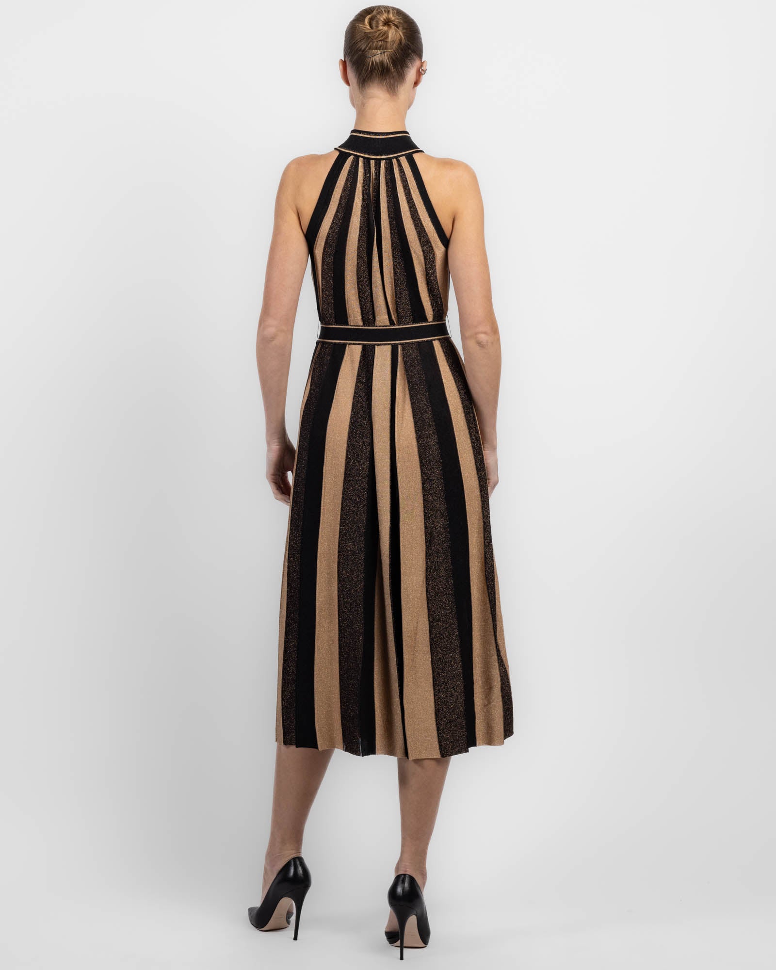 Robe à bretelles métalliques