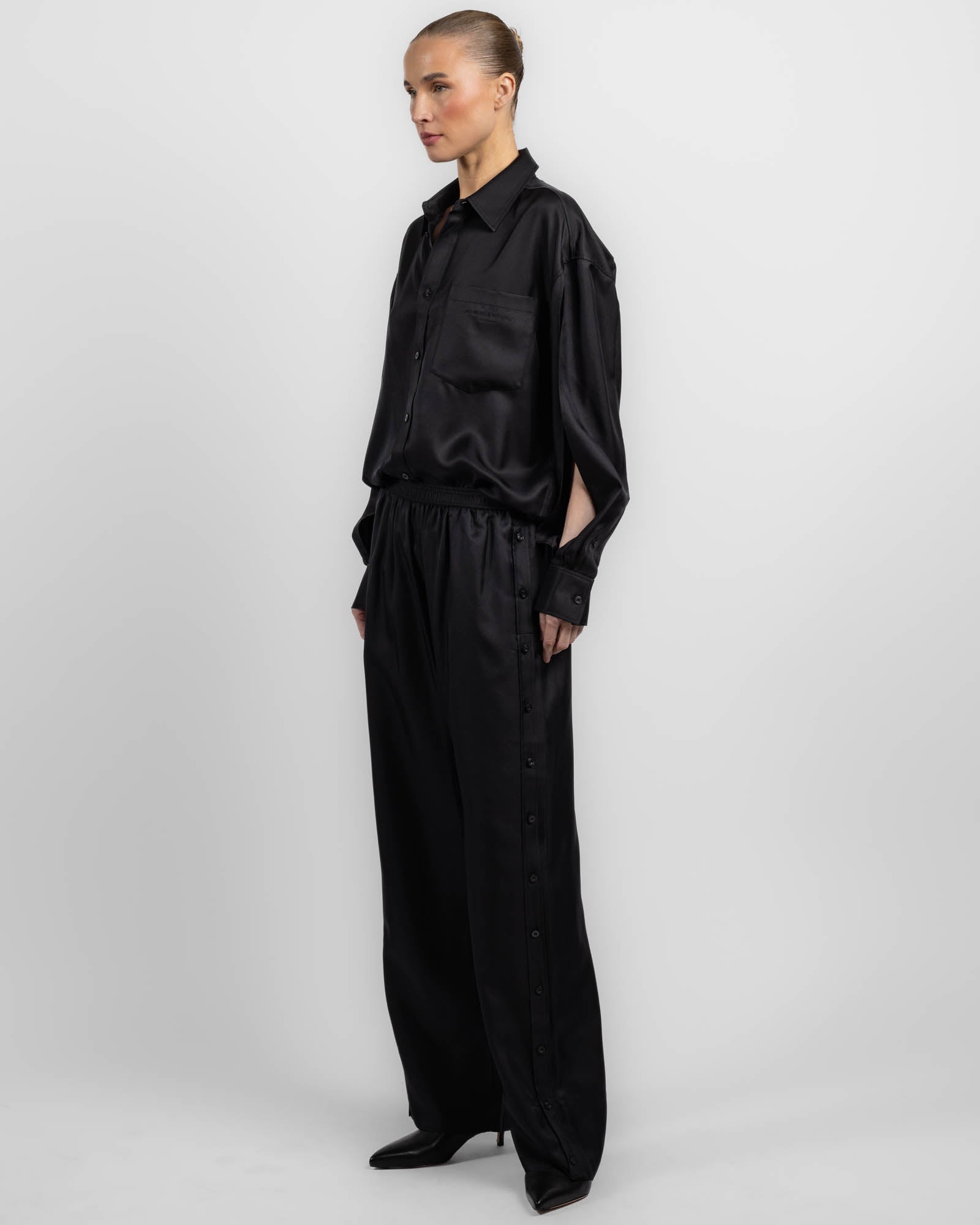 Pantalon à patte de boutonnage latérale