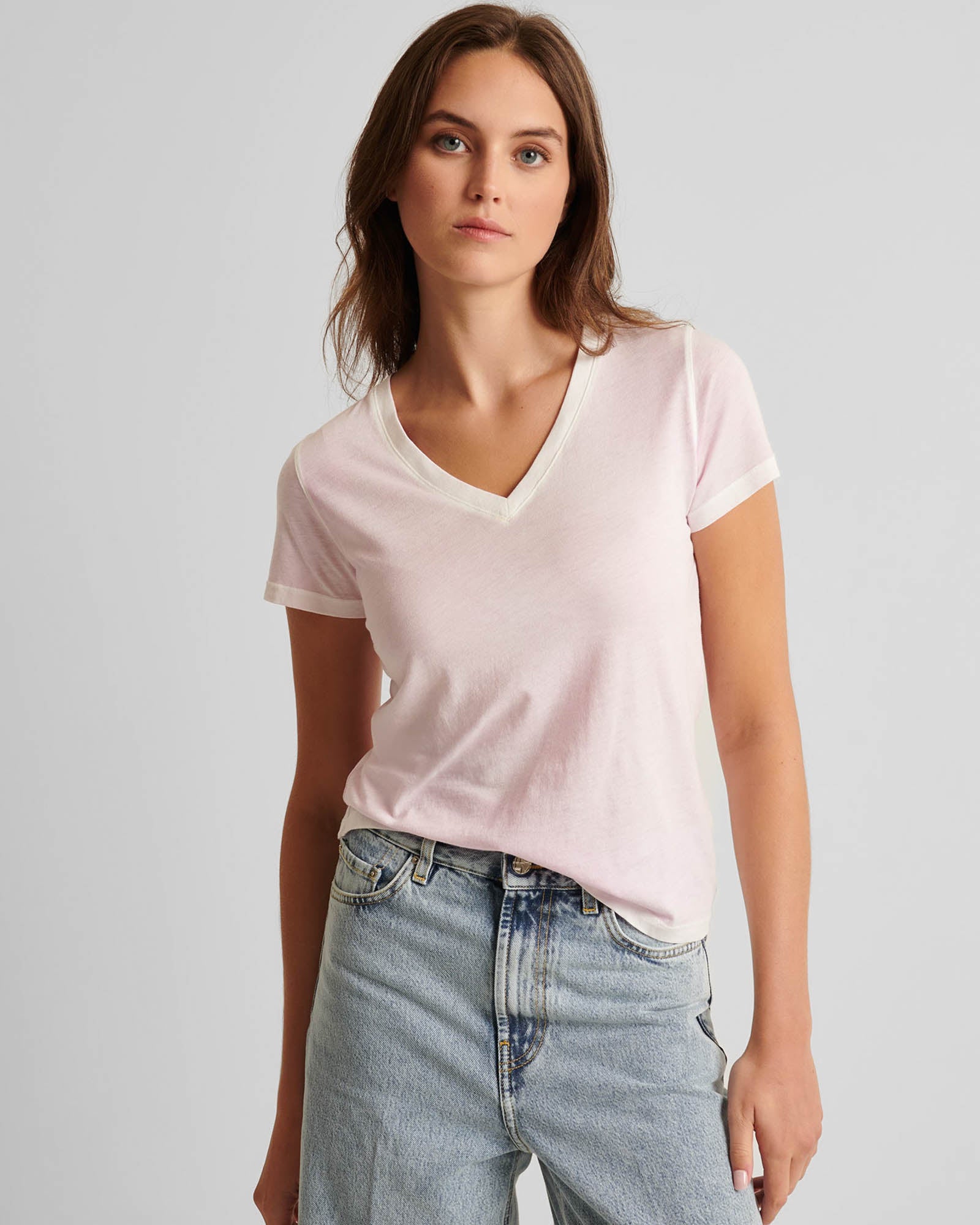 T-shirt classique à manches courtes et col en V