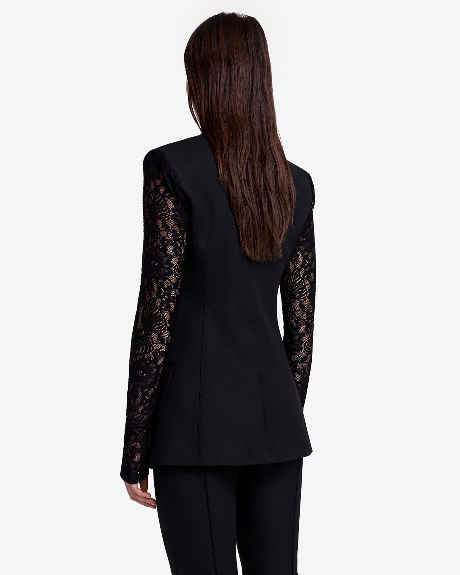 Manches en dentelle, pas un blazer croisé