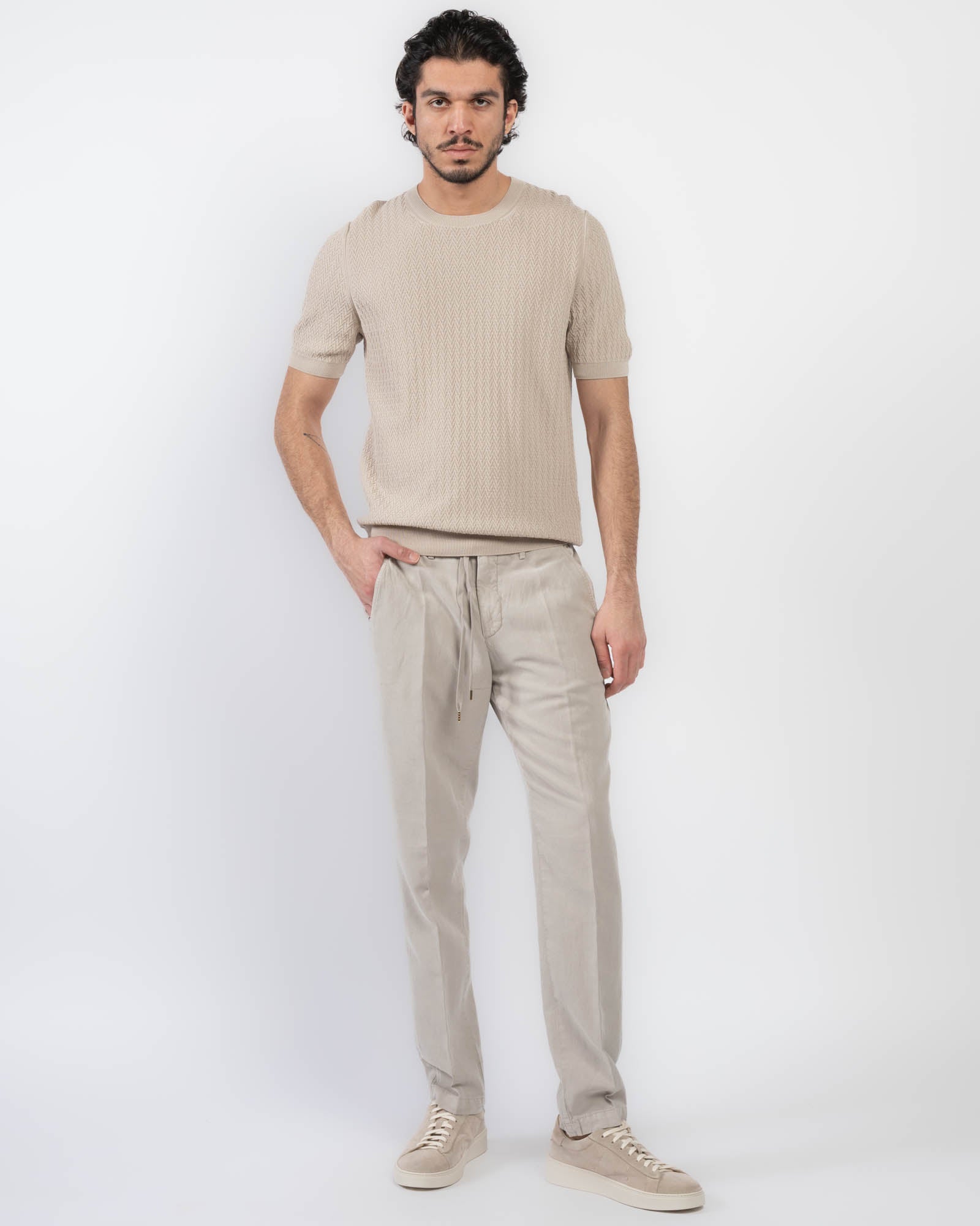 Col rond et manches courtes