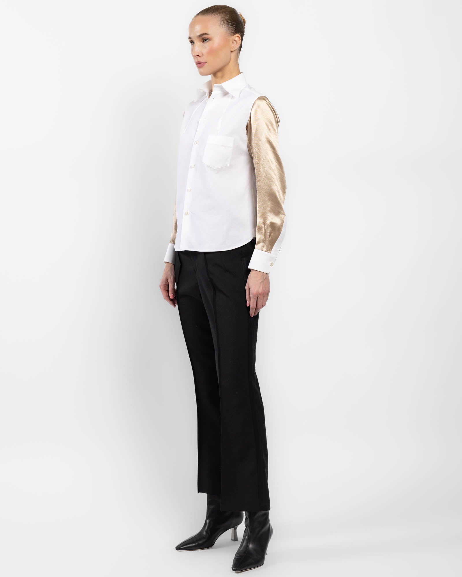 Chemise à manches dorées et perles